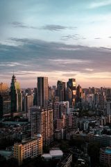 17c在线视频热播都市悬疑剧封面，深色调海报设计
