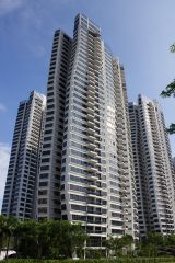 17c在线视频职场商战剧封面，现代都市高楼背景